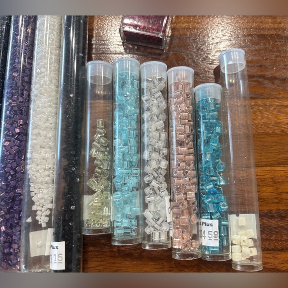 Variety of cube and triangle beads - Picture 2 of 8